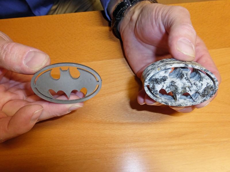 Die Batmanlogos wurden wasserstrahlgeschnitten, das rechte Modell aus 15 mm dickem Granit. Die feinen, genauen Spitzen der Ohren und der Flügel kann nur ein Wasserstrahl erzielen. (Bild: Finus)