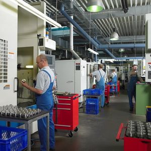 Ein Blick in die Fräserei der SPS Schiekel GmbH im Gewerbegebiet von Dohna in Sachsen.