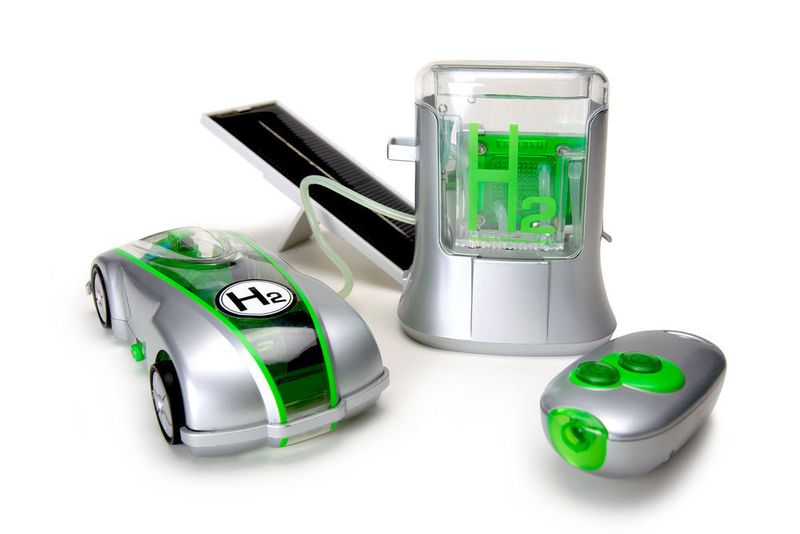 Der Wasserstoff kann dabei durch die mitgelieferte Tankstation mit integriertem Elektrolyseur selbst hergestellt werden. Dazu wird der Elektrolyseur an die ebenfalls enthaltene Solarzelle angeschlossen oder durch 2 AA Batterien mit elektrischer Energie versorgt. (Get Digital)