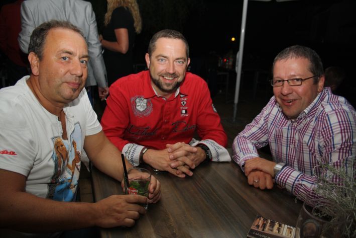 Trafen sich für ein Gespräch auf der Terrasse: Rainer Müllner (Aastra) Dierk Proppe (Fundel und Kurtz), Rainer Thum (Citrus;  v.l.). (Aastra Deutschland)
