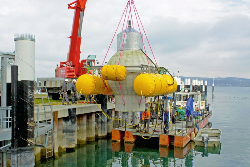Anfang November 2016 startete das Fraunhofer-Institut IWES aus Kassel die erste Testphase des neuartigen Pumpspeicherkraftwerks auf dem Grund des Bodensees. Dazu wurde diese 20 Tonnen schwere Hohlkugel im Bodensee versenkt. (Fraunhofer IWES)