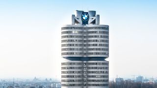 Ein Rechtshilfeersuchen der südkoreanischen Behörden aus dem Jahr 2020 war Anlass einer Durchsuchung der BMW-Zentrale in München. (Bild: BMW / Nicolai Schneider)