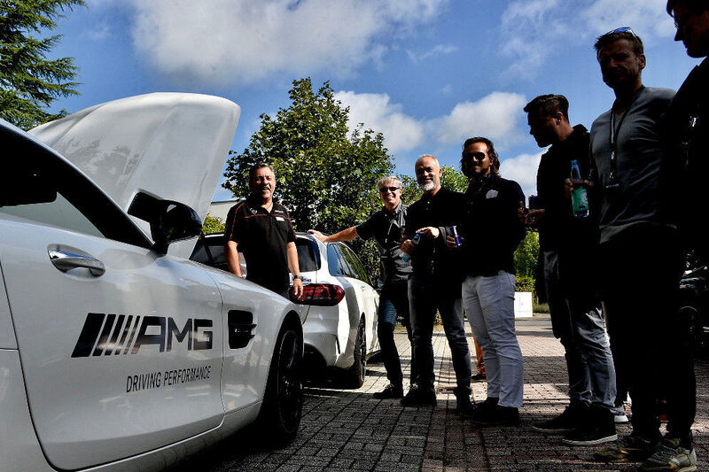 Auf der AMG Performance Tour erklärten erfahrene Instruktoren den Teilnehmern die Fahrzeuge. (ROBERT PACK)