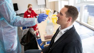 Der Chef beim Coronatest: Manfred Lindner, Geschäftsführer von Auto Lindner, geht in der Autohaus-internen Teststrecke mit gutem Beispiel voran. (Bild: Auto Lindner)