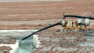 Lithiumabbau in Bolivien: Trotz aller Bemühungen zum Erschließen neuer Technologien wächst derzeit die Abhängikeit von Lithium und Kobalt als Rohstoffe für effiziente Batterien. (Bild: dpa - Bildfunk)