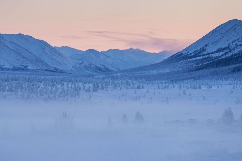 -67,8 °C – 06.02.1933 Oimjakon, Russland, Asien  Schon seit vielen Jahrzehnten ist das kleine Dorf Oimjakon im Osten Russlands als kältester Ort der Welt berühmt. Auch wenn der Name übersetzt „ aufgetautes Wasser“ bedeutet (benannt nach einer nahegelegenen Thermalquelle), liegt der Temperaturrekord dort bei eisigen -67,8 °C. Es soll aber auch schon an zwei Tagen im Februar 1892 im russischen Werchojansk -67,8 °C kalt gewesen sein.      Lesen Sie hier, welche Folgen das Tauen des Permafrostbodens in Sibirien für die Erderwärmung hat.    Hier geht es zurück zum Begleitartikel dieser Bildergalerie: Die tiefsten Temperaturen der Welt

 Quelle: Die kälteste Stadt der Welt: So leben Menschen bei minus 50 Grad     Bildquelle: Maarten Takens (CC BY-SA 2.0): Oymyakon_forests (Maarten Takens (CC BY-SA 2.0))