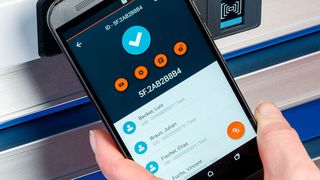 Über ein mobiles Android-Gerät mit NFC-Schnittstelle können Schlösser und Mitarbeiter bequem per App verwaltet werden. (Hoffmann-Group)
