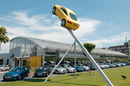 Der Audi im Höhenflug symbolisiert die Ambitionen des Audi-Zentrums Nürnberg-Marienberg. (Archiv: Vogel Business Media)