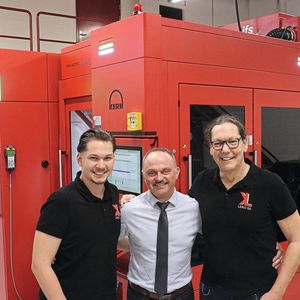 Die Leiko-Firmenchefs Pascal Leimer (links) und Konrad Leimer (rechts) freuen sich gemeinsam mit Stephan Zeller, Gebietsverkaufsleiter von Kern, über die gute Zusammenarbeit und die hohe Zuverlässigkeit der vollautomatisierten «Kern Micro Vario».(Bild:  kk-PR)