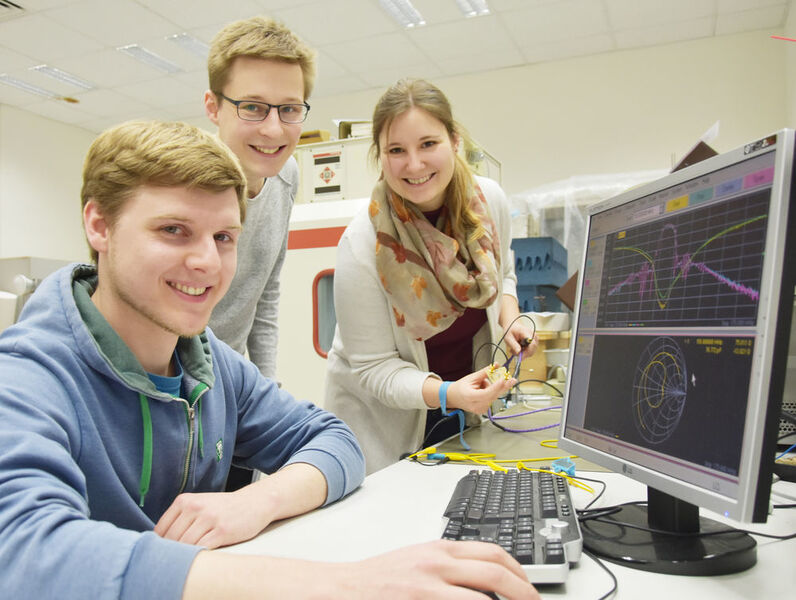 Die Doktoranden Phillip Durdaut, Benjamin Spetzler und Anne Kittmann (von links) untersuchen die elektrischen Eigenschaften einer Probe an einem Netzwerkanalysator. (Siekmann/CAU)