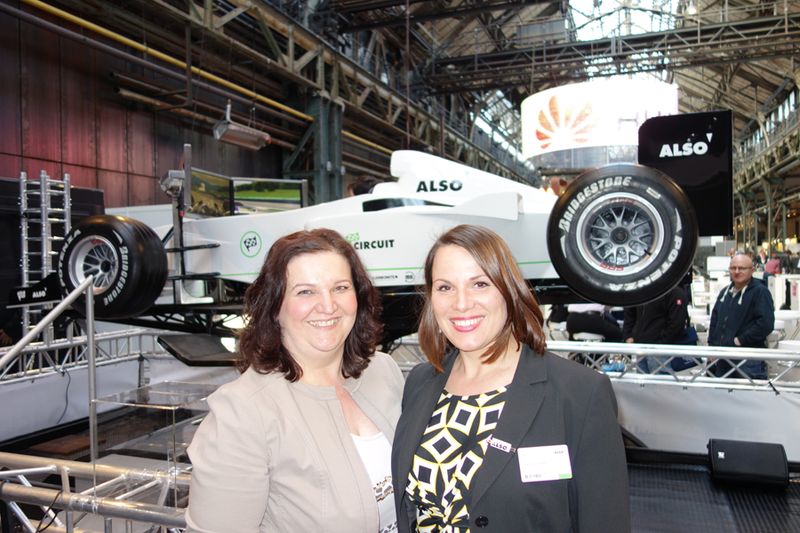 Lilli Kos (l.), IT-BUSINESS, und Sabrina Hoefs, ALSO, lieben rasante Autos. (Bild: IT-BUSINESS)