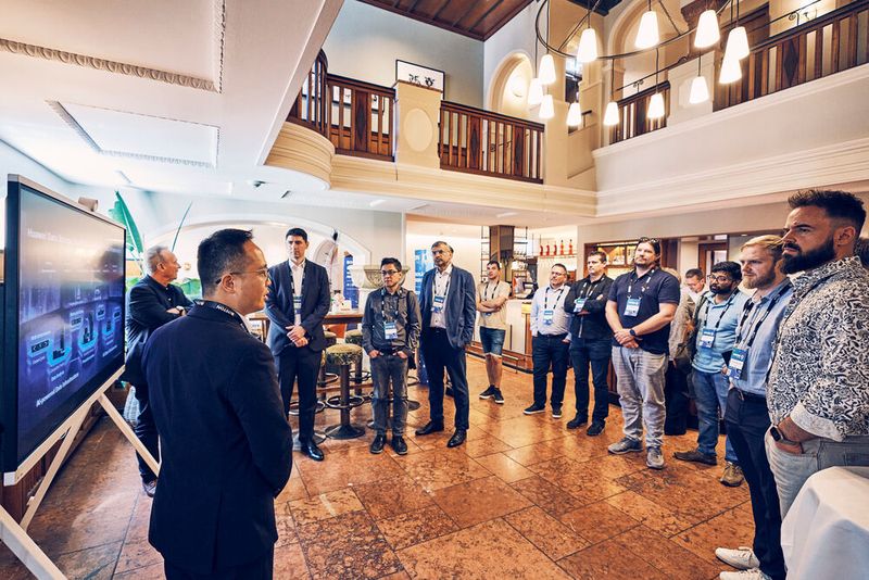 Auch die Hotellobby wird für spannende Vorträge genutzt. (Bild: Boston)
