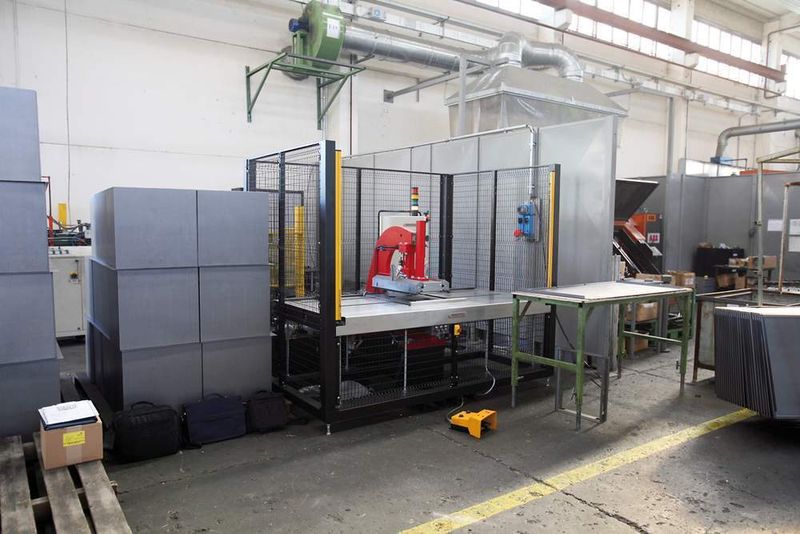 Eine komplette Sicherheitslösung bestehend aus Unfallschutz-Lichtschranke, Not-Halt-Taster,  Sicherheits-Fußschalter sowie Sicherheits-SPS schützt diese Biegepresse. (Archiv: Vogel Business Media)