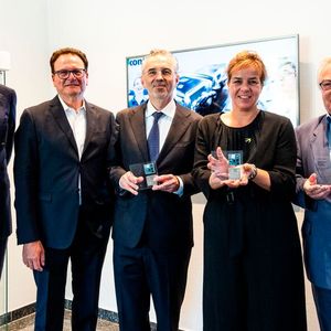 Mona Neubaur, Ministerin für Wirtschaft, Industrie, Klimaschutz und Energie des Landes Nordrhein-Westfalen, und Thomas Jarzombek, Parlamentarischer Staatssekretär im Bundesministerium für Digitales und Staatsmodernisierung, besuchten den Standort in Düsseldorf.(Bild:  Kontron AG)