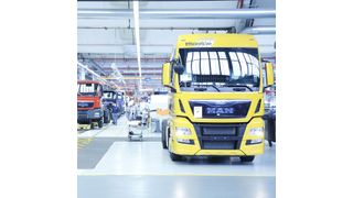 Lkw-Montagelinie bei MAN in München – hier werden Trucks mit einem zulässigen Gesamtgewicht von 18 bis 41 t gefertigt. (Bild: MAN)