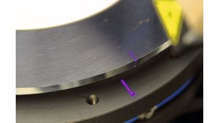 Die Rundmesseranalyse S25 von Imess untersucht die Messerkante auf Verschleiß und Ausbrüche. (Imess)