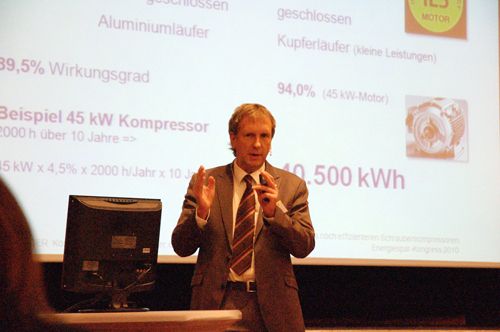 Stefan Piendl (Markt- und Produktsupport) zeigte Wege zu noch effizienteren Schraubenkompressoren auf.  (Archiv: Vogel Business Media)