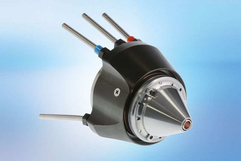 Und hier sitzt das Düsenspitzenmodul auf dem Düsengrundkörper. Pulverwirkungsgrade von bis zu 95 % können beim Laserauftragschweißen erreicht werden - sehr materialeffizient! (Bild: Fraunhofer-ILT)