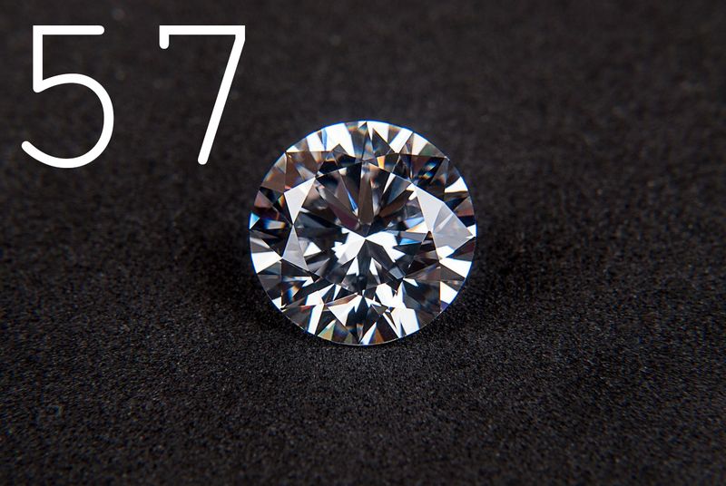 Facetten muss ein geschliffener Diamant mindestens be-sitzen, um Brilliant genannt werden zu dürfen. Der Schliff bricht möglichst viel Licht und wirft es zum Betrachter. Ein Moissanit (zweithärtestes bekanntes Mineral) hat im gleichen Schliff allerdings mehr Brillianz. (Bild: gemeinfrei)