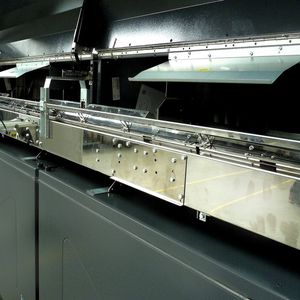 Flaschenrücknahmeautomat für Pfandflaschen: Diese Apparate sind größtenteils aus Edelstahlblechen gefertigt.