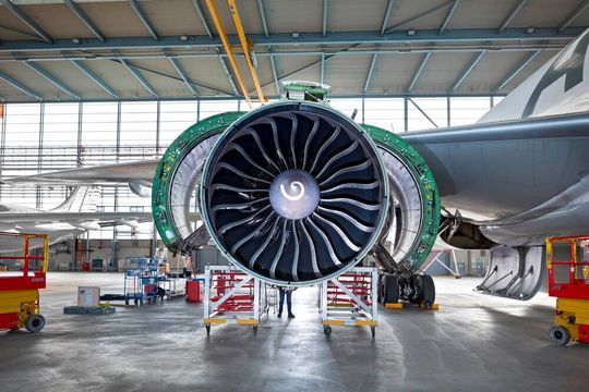 Das kennt so gut wie jeder! Ein gewöhnliches Flugzeugtriebwerk, das mit fossilen Brennstoffen für Schub sorgt. Doch weil das der Umwelt nicht guttut, treiben MTU und Airbus die Entwicklung von Brennstoffzellen-Triebwerken voran ...(Bild:  MTU)