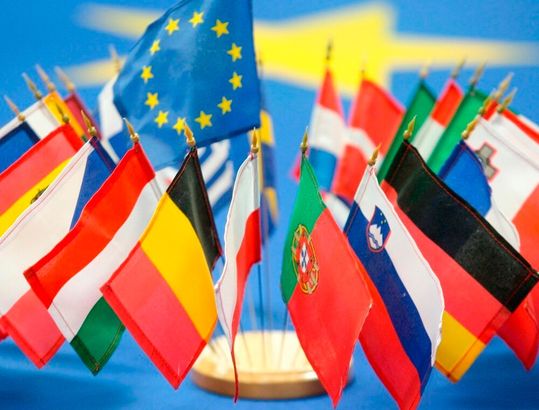 Trump-Drohungen ziehen also doch! Die EU hat jetzt zum Thema Zölle einiges entschieden. So werden die Stahlimporte von Billiganbietern pro Jahr halbiert, aber gleichzeitig schont man die USA in Sachen Industriegüter und Agrarprodukte ...(Bild:  Flaggiston)