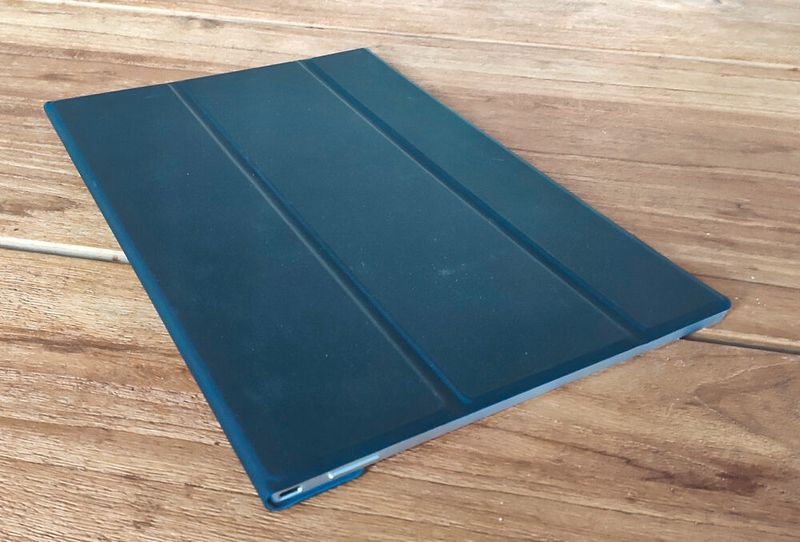 Zum Lieferumfang des Monitors gehört das Display-Cover mit magnetischer Befestigung. Mit Cover wiegt der LG +View nur 990 Gramm. (Bild: Vogel IT-Medien)