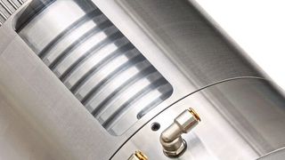 Kugelgewindetrieb mit gekühlter angetriebener Mutter (Öffnung im Kühlgehäuse zur Veranschaulichung): In der Spirale zirkuliert das Kühlmedium, das die aus Lagerreibung und Kugelkontaktbereich entstehende Wärme ableitet.  (Carle Triberg)