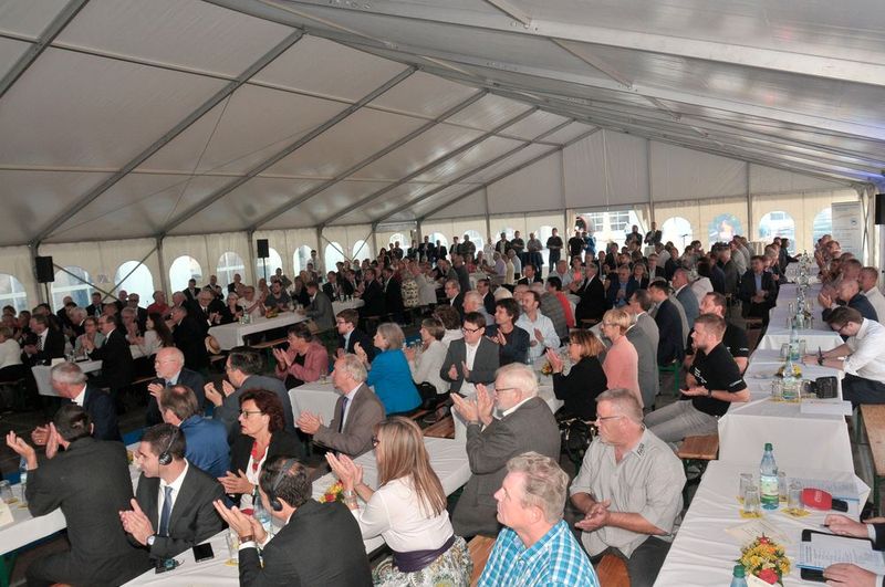 Sie waren wahrlich nicht die einzigen Gäste: Zur Eröffnung des Erweiterungsbaus der Landesfachschule war das Festzelt gut gefüllt. (Bild: Zietz / »kfz-betrieb«)