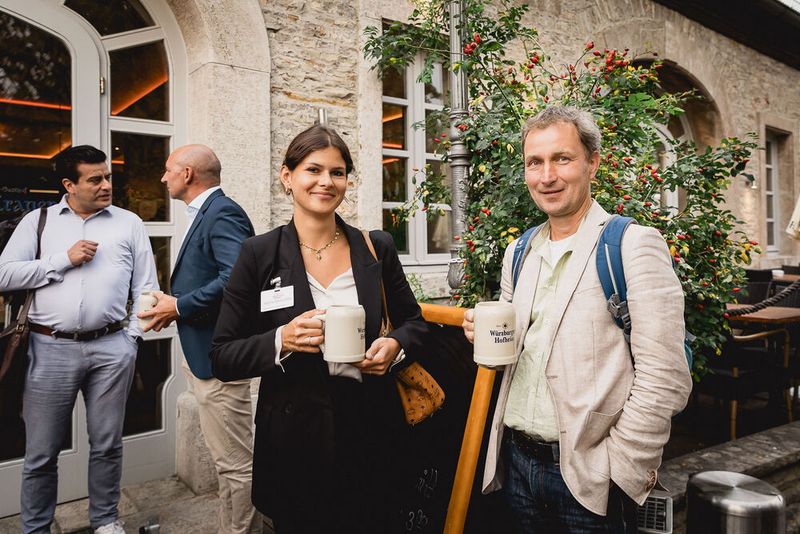 Auf der Terasse zum Main schmeckte das Bier noch mal so gut (Bild: Stefan Bausewein)
