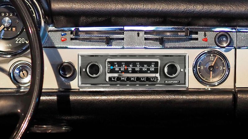 Von Blaupunkt gibt es für das Retro-Radio „Frankfurt Stereo“ jetzt eine neue Blende im Mercedes-Benz-Look. (Bild:  Blaupunkt)