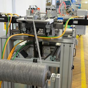 In Zusammenarbeit mit Baumüller und der TU Dresden ist eine kompakte, transportable Maschine zur Herstellung von Metallfasergarn entstanden.(Bild:  Baumüller)