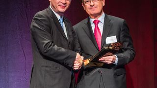 Masahisa Nagata, Executive Vice President R&D und Purchasing, Toyota Motor Europe, übergibt den „Superior Performance Award“ an Prof. Peter Pleus, Schaeffler Automotive Vorstand. (v.l.n.r.) (Bild: Schaeffler)