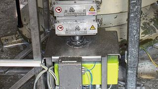 Der dem induktiven RAPID PRO-SENSE Metall-Separator (im Bild grün) vorgeschaltete Magnet-Separator MAGBOX hält Fe-Metalle fest und entlastet damit die induktive Separation  (Bild: Secotec)