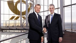 Dmitry Strashnov (l.), CEO Russian Post, und Frank Appel besiegeln die engere Zusammenarbeit der beiden Postdienstleister. (DPDHL)