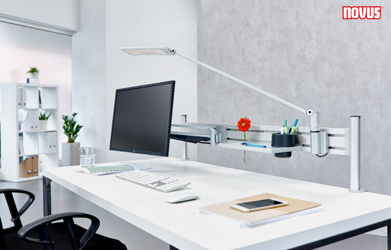 Selbst die Schreibtischlampe lässt sich an der Slatwall befestigen, wie z.B. die Arbeitsleuchten Attenzia task von dem Hersteller Novus.  (BTS Business Trading Shops)