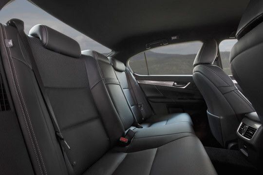 Im GS finden vier Erwachsene bequem Platz. Die Fondpassagiere haben mehr Bein- und Kopffreiheit als im Vorgängermodell. (Foto: Lexus)