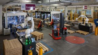 Insgesamt vier solcher Palettiersysteme automatisieren beim Süßwarenhersteller Ritter den letzten Schritt in der Verpackungskette. (Bild: Yaskawa Europe)