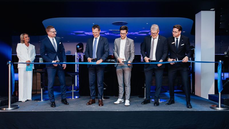 Die Kestenholz-Gruppe feierte Anfang Mai 2025 nach zweieinhalb Jahren Bauarbeiten die Einweihung des modernisierten Pkw-Centers Freiburg. Von links: Moderatorin Claudia von Brauchitsch, CEO Thomas Kestenholz, Mercedes-Benz-Deutschland-Vertriebschef Jörg Heinermann, Freiburgs Oberbürgermeister Martin Horn, Standortleiter und COO Wirtschaftsraum Südbaden Volker Speck sowie Daniel Kestenholz, Geschäftsleiter Immobilien. (Bild: Kestenholz)