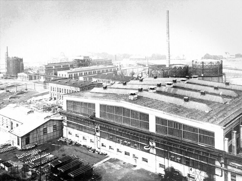 Die erste Ammoniak-Anlage nach dem Mont-Cenis-Uhde-Verfahren hat eine Produktionskapazität von 100 Tonn am Tag und geht 1928 in Betrieb. (Zeche Mont Cenis, Herne) (Thyssenkrupp)