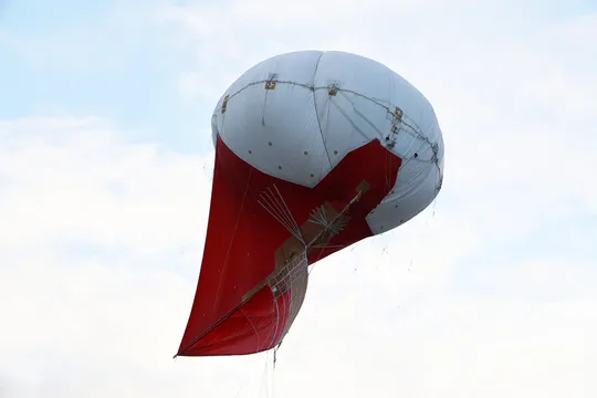 Die einzigartige Messplattform „Max Planck CloudKite“ ermöglicht es, die Verteilung mikroskopisch kleiner Partikel in Wolken mit einer bisher unerreichten Auflösung zu messen.(Bild:  © MPI-DS)
