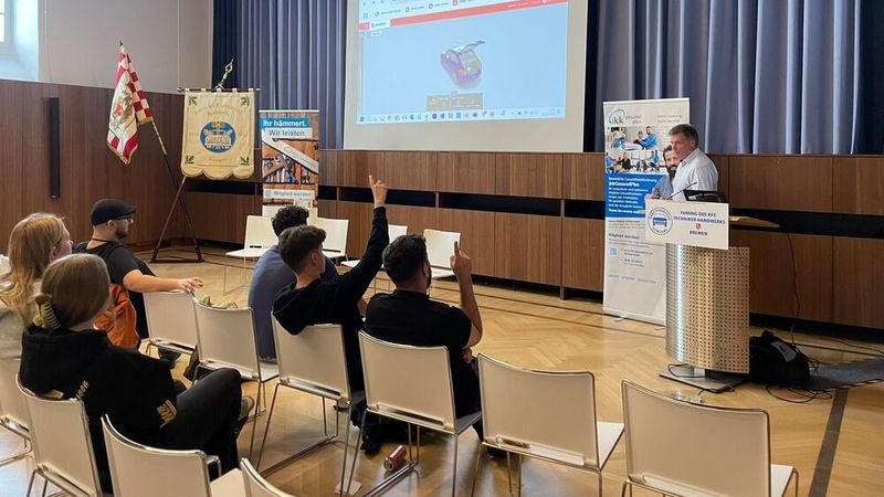 Beim sogenannten „Startklarseminar und Einschulungstag“ in der Handwerkskammer Bremen bot die Kfz-Innung Bremen rund 60 neuen Auszubildenden erste Orientierung, praktische Tipps und jede Menge Rückenwind für den Start ins Kfz-Handwerk. Nach der Begrüßung durch Lehrlingswart Basem Khan erwartete die Azubis ein abwechslungsreicher Tag mit vier Workshops, die auf die Realität im Ausbildungsalltag vorbereiten. Nach dem intensiven Vormittagsprogramm konnten sich die Teilnehmenden bei einem gesunden Mittagssnack stärken – gesponsert von der IKK Gesund Plus. Danach ging es gemeinsam in die Innenstadt: eine Stadtführung mit Bremen Tourismus brachte nicht nur Orientierung, sondern auch Einblicke in Geschichte und Kultur. Ein besonderes Extra: Die Jugendlichen erhielten eine exklusive Führung durch die Bremische Bürgerschaft.  (Bild: Kfz-Innung Bremen)