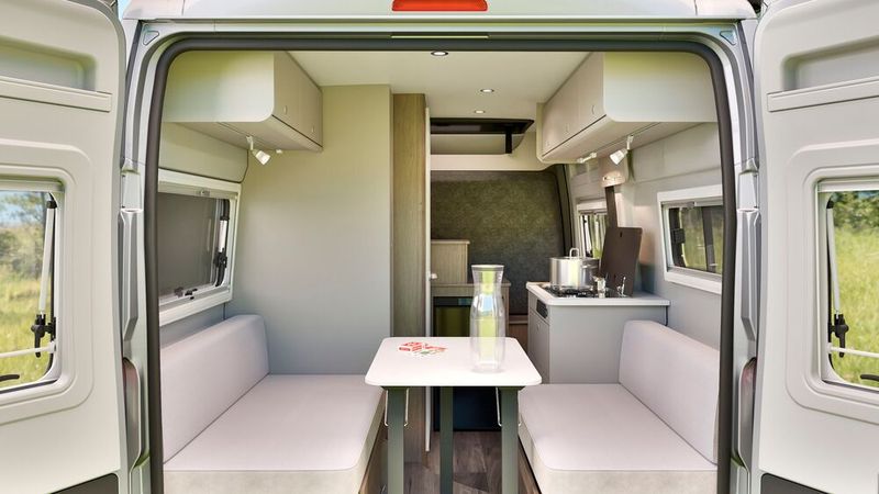 Carado nutzt den kurzen Radstand des Stellantis-Transporters für einen innovativen Grundriss. Beim CV 541 Plus verzichtet das Unternehmen aus Leutkirch auf fest installierte Betten. (Bild: Carado)