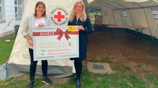 Symbolische Scheckübergabe für einen Teilbetrag der Spende: Lucy Schweingruber,Teamleitung Marketing des DRK in Berlin, freute sich über die Spende, die Dagmar König, Geschäftsführerin vom Autohaus Gotthard König, überreichte. (Bild: Autohaus König)