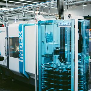 Depot Max verkettet mit einer CNC Drehmaschine. (Bild: Lars Stegmann)