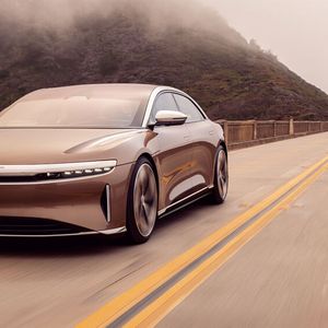 Seit das amerikanische Start-Up Lucid im Oktober mit der Auslieferung des Air begonnen hat, müssen Tesla Model S und Mercedes EQS sich warm anziehen.(Lucid)