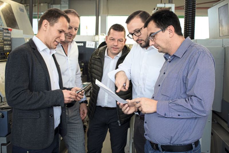 Sind zufrieden mit dem Ergebnis (v. l): Florian Schöffler, Beratung und Verkauf bei Iscar, Rotec-Geschäftsführer Thomas Schneider, Uli Köhler, Regional Sales Manager, Michael Hesselschwerdt, Produktspezialist Modulare Frässysteme und Reiben, beide Iscar, und Mathias Rieger, Produktmanager bei Rotec. (Bild: Iscar)