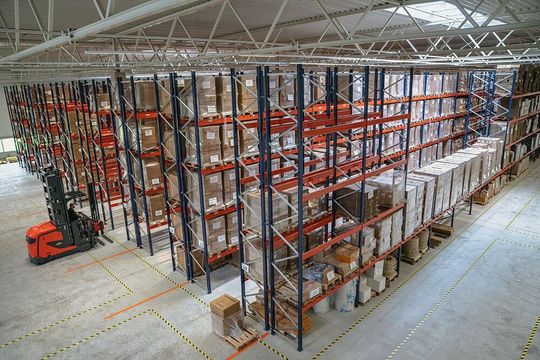 Es gibt kein optimales Regal für sämtliche Anwendungsfälle. Die Wahl des richtigen Lagers hängt beispielsweise davon ab, ob für die Industrie, den Großhandel oder das E-Commerce-Geschäft ein- und ausgelagert werden soll.(Bild:  Topregal)