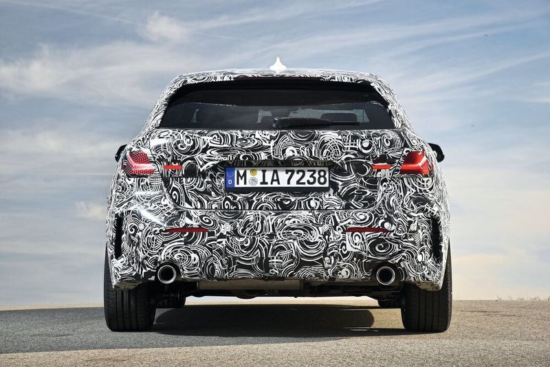 Denn die Umstellung auf den Frontantrieb und der Quereinbau des Motors schafft Raum. (BMW)