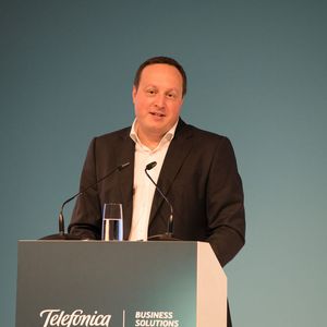 „Das Internet der Dinge wird in wenigen Jahren um ein vielfaches größer sein als das heutige Internet“, verdeutlicht Markus Haas, COO von Telefónica Deutschland, bei seiner Eröffnungsrede.(Bild:  Christoph Reiss)